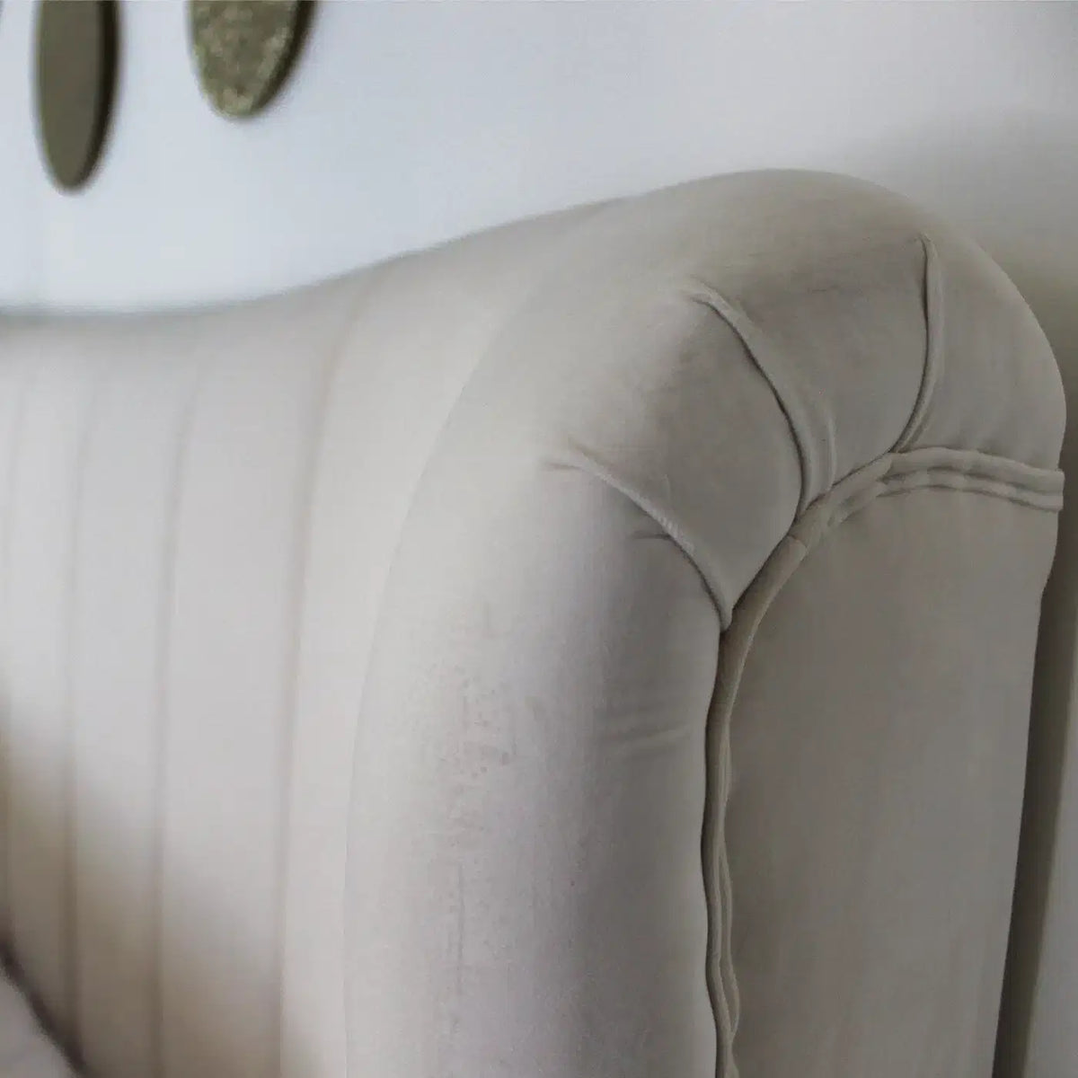 Bed Nora (Queen Size) in Velvet Off-White