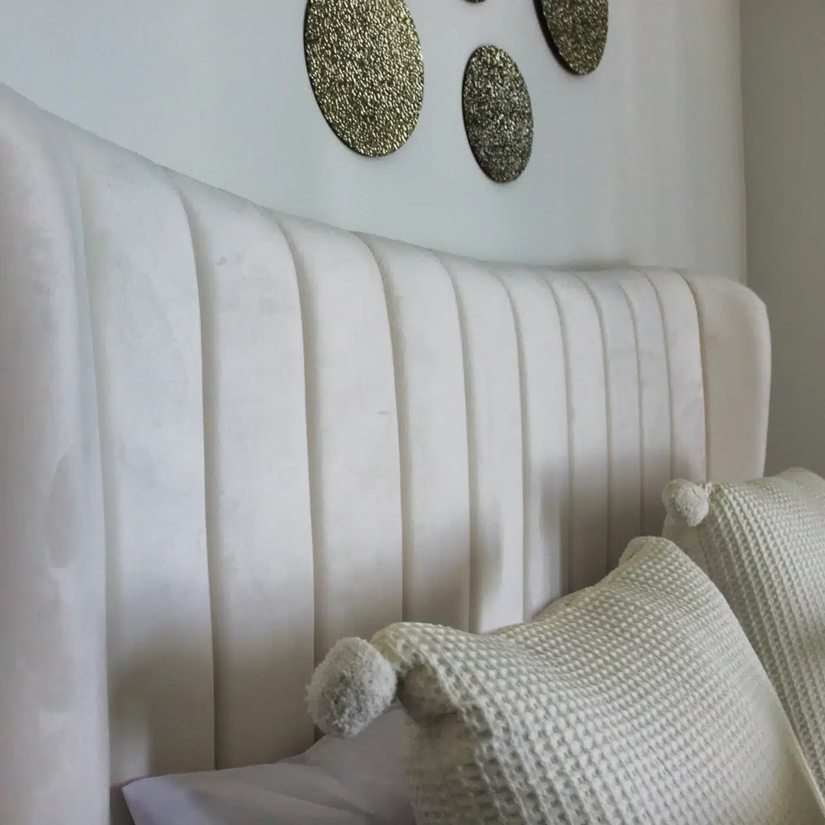 Bed Nora (Queen Size) in Velvet Off-White